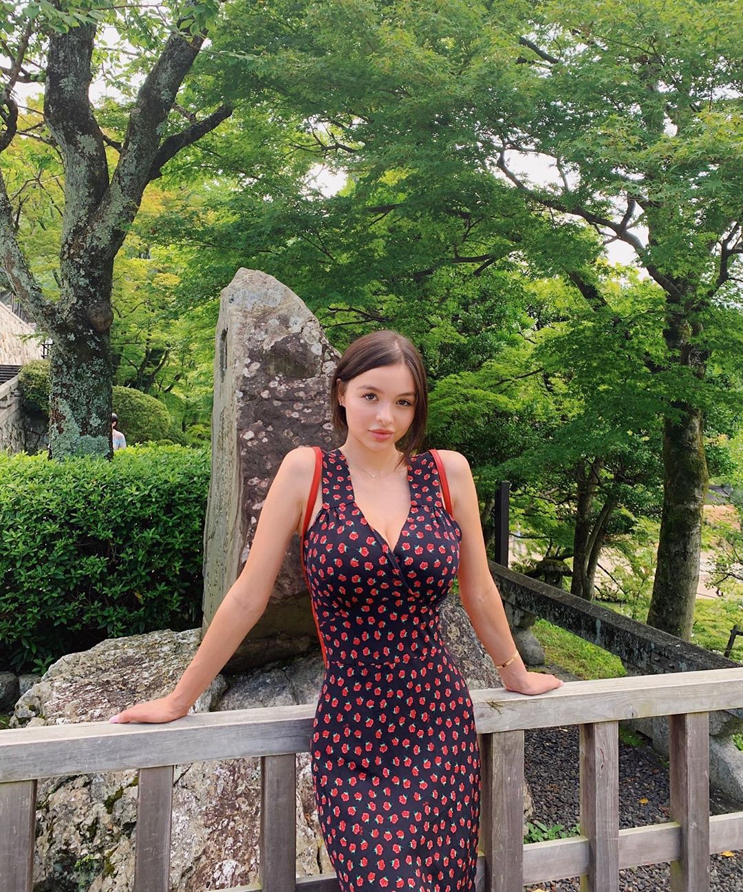 90后女神Sophie Mudd再掀起童颜欧派狂潮