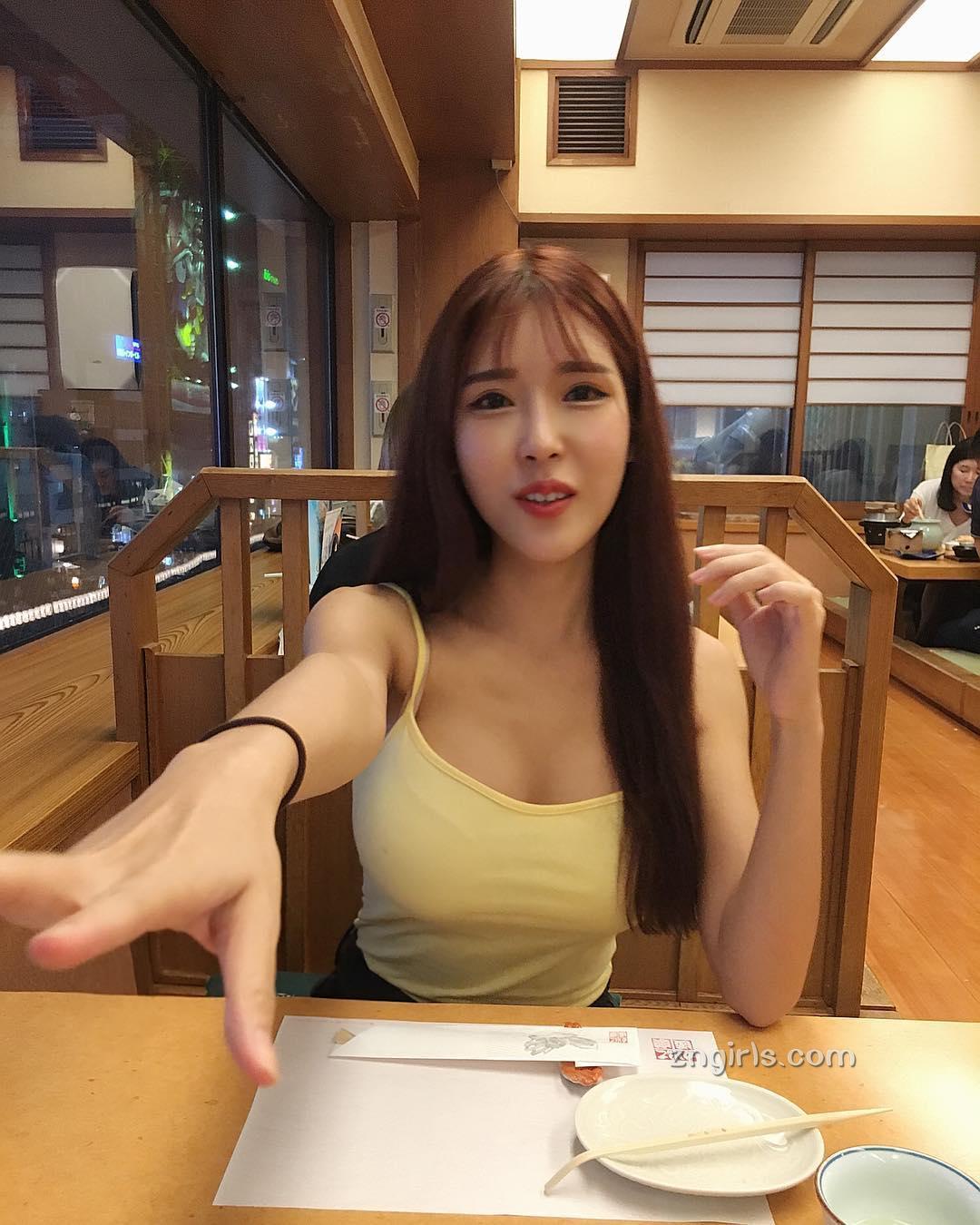 飞机杯女神Gatita Yan 性感辣照推销商品
