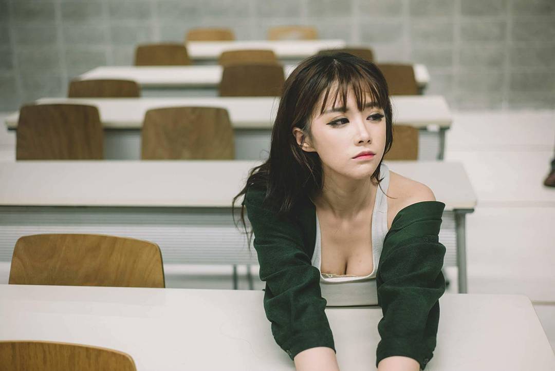 陈歕 充满忧伤感的妹子私房照诱惑写真图