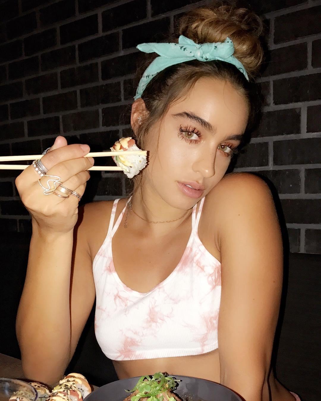 Belfie臀拍女王双手一扳 满满版面浑圆有实