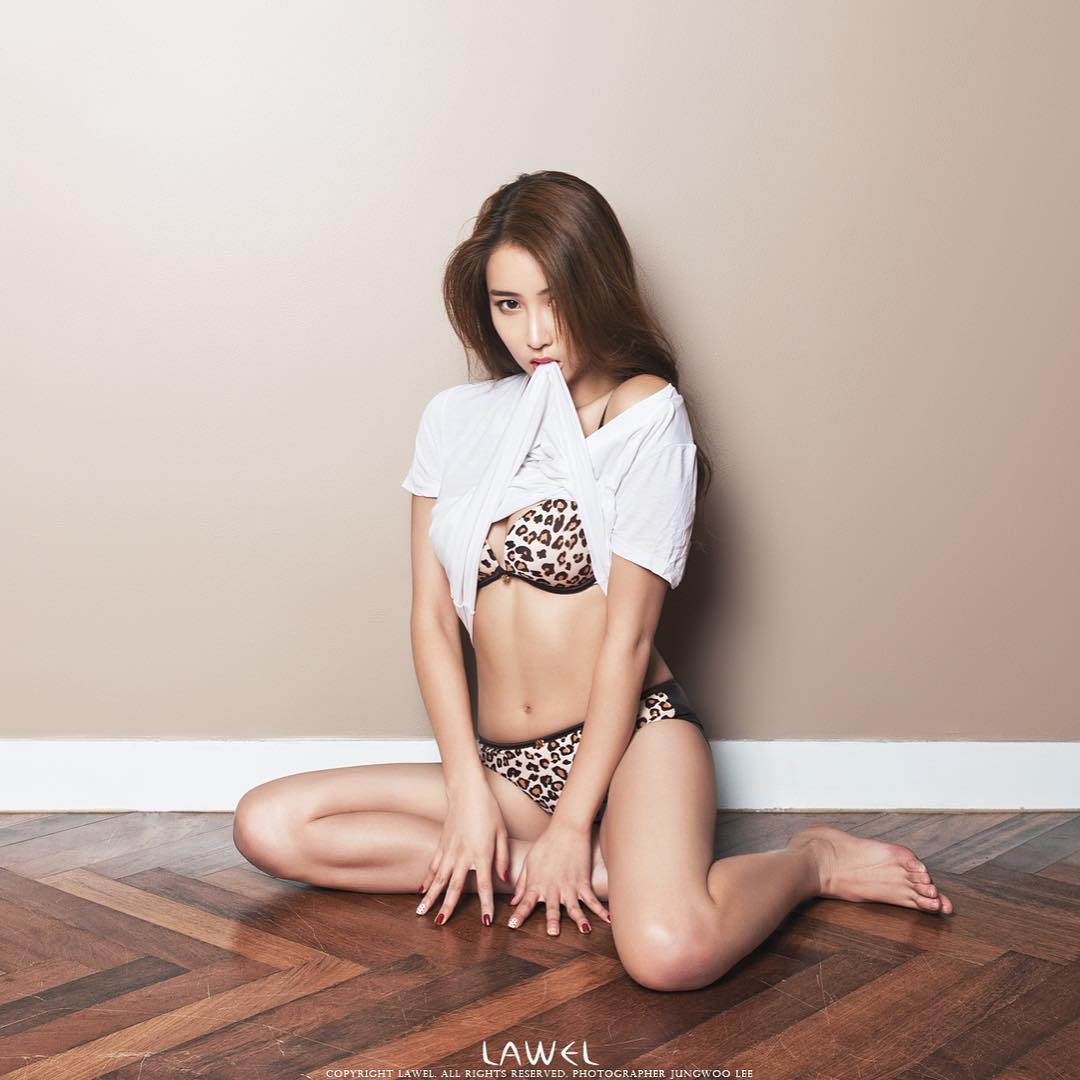 吴雅希- 南韩车模凹凸私房写真