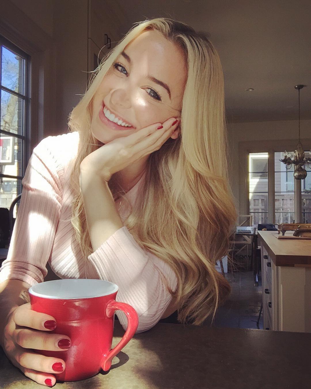 Sophia Phalen- 前胸澎湃的性感私房照