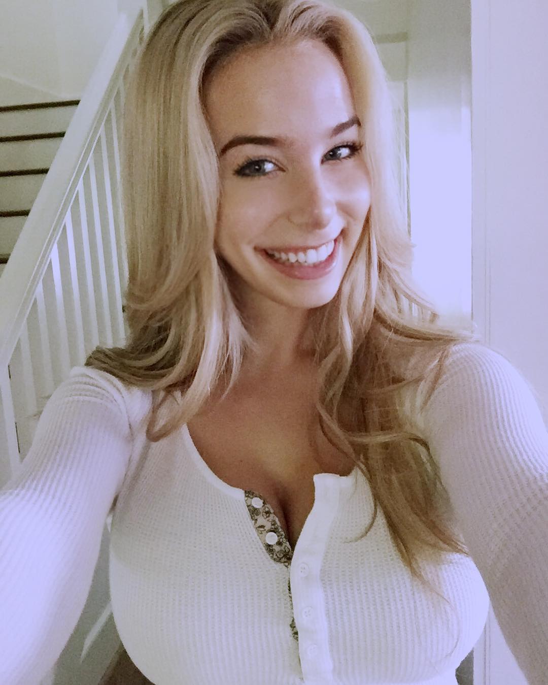 Sophia Phalen- 前胸澎湃的性感私房照