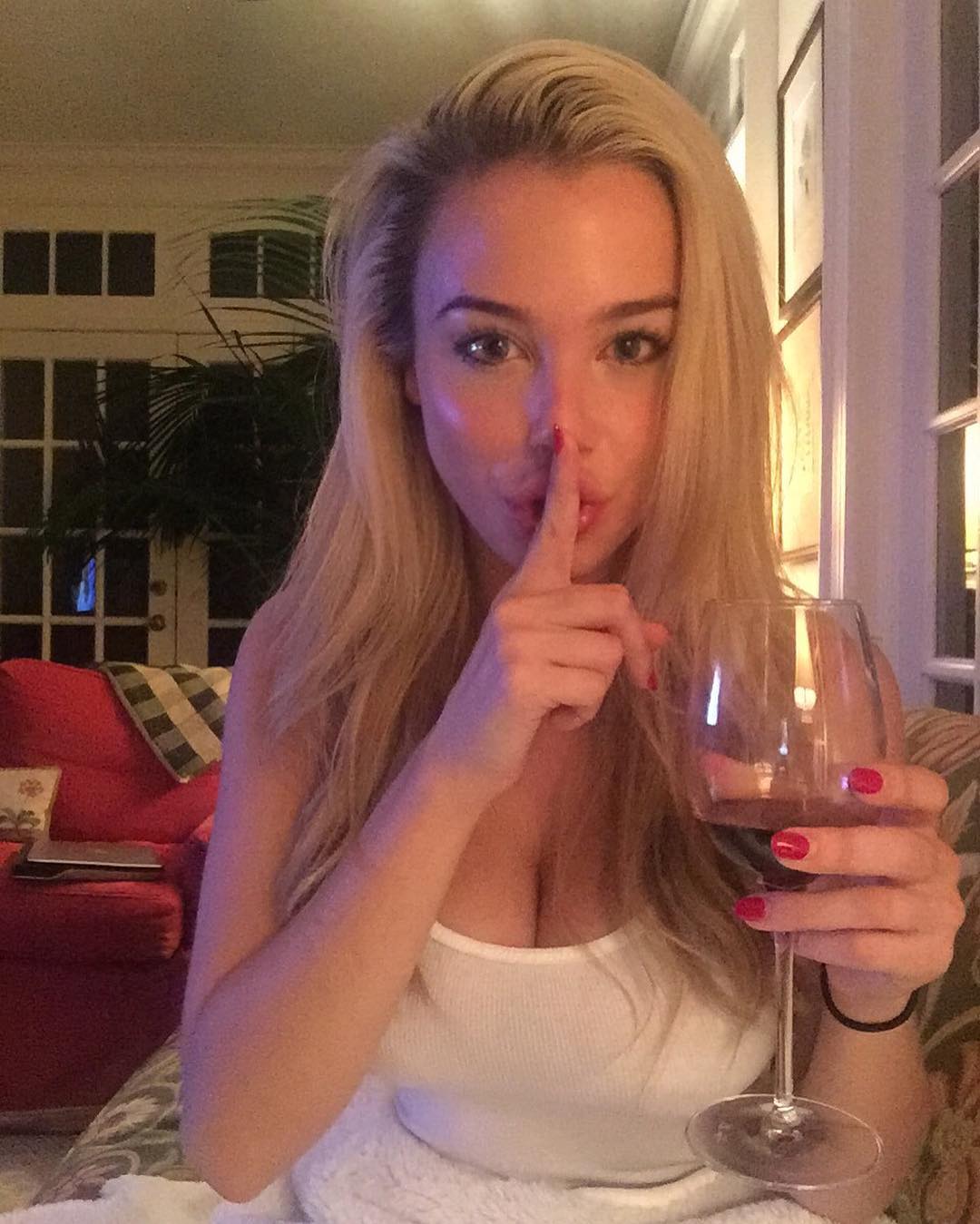 Sophia Phalen- 前胸澎湃的性感私房照
