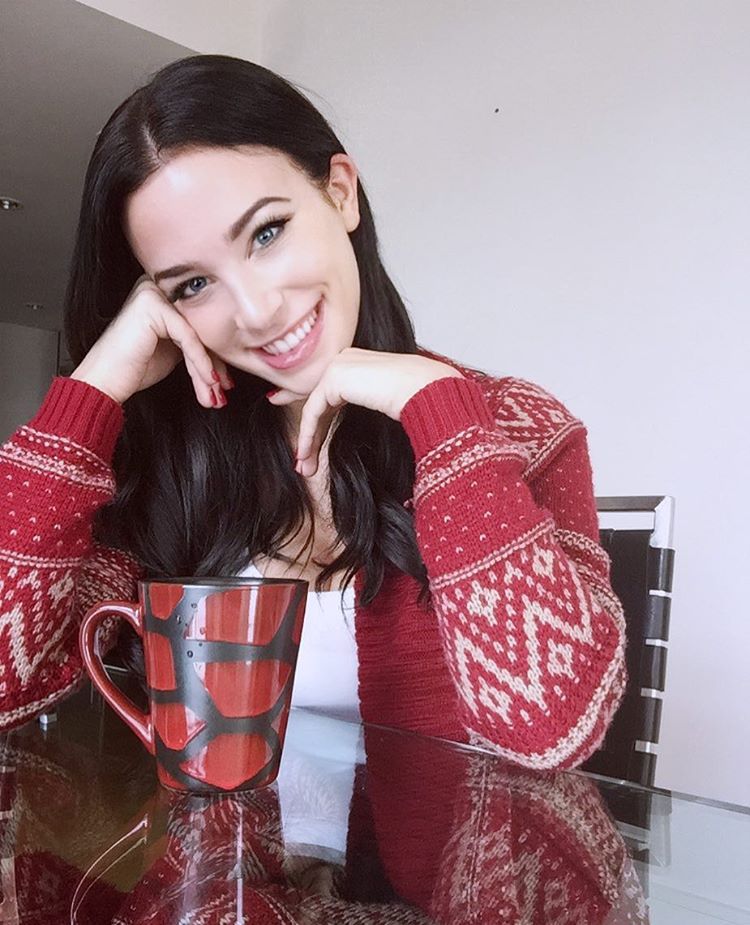 Sophia Phalen- 前胸澎湃的性感私房照