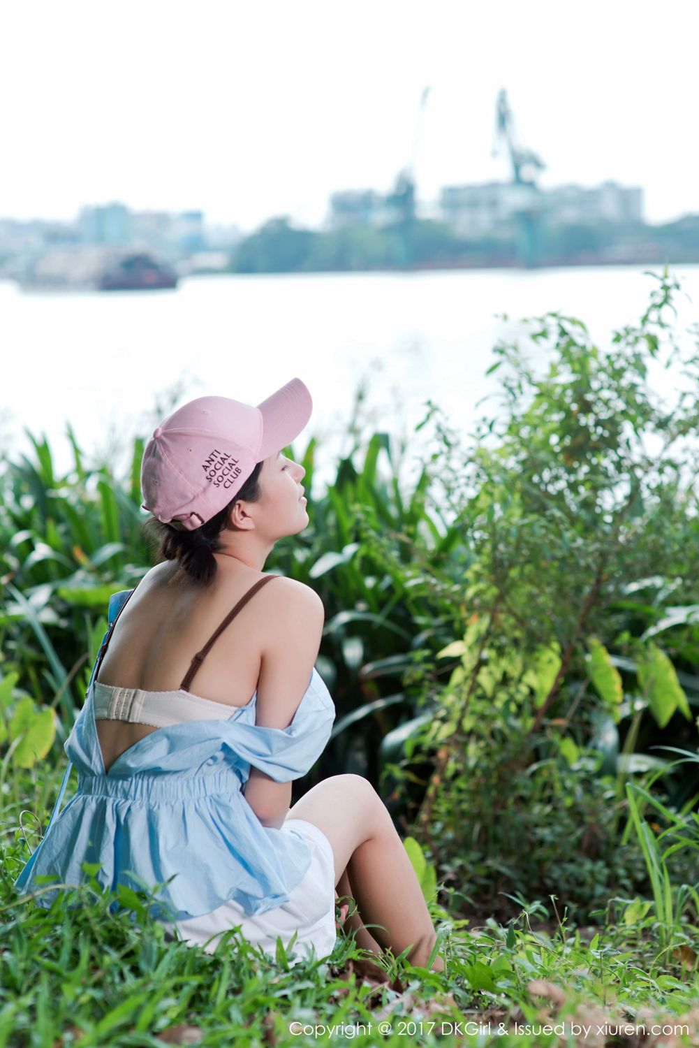 童颜美女仓井优香 户外露出江边场景