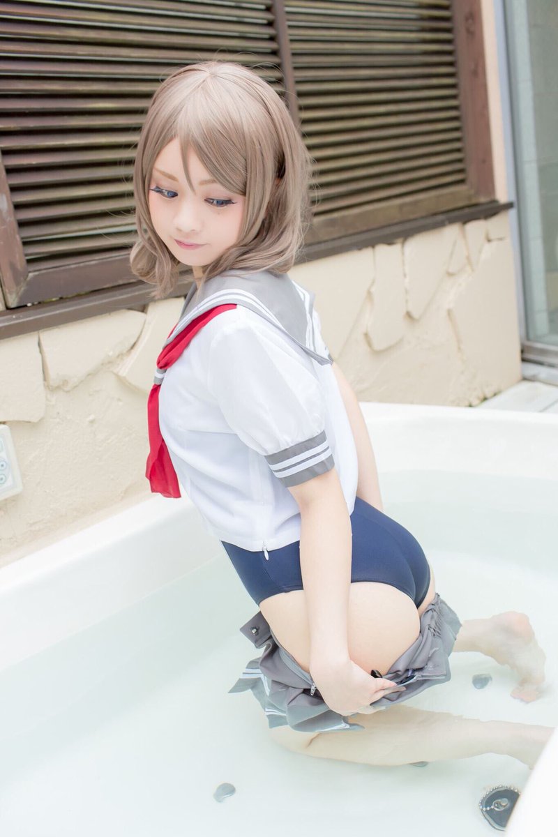 のらねこ- 日本美少女Coser完美诠释性感露背毛衣