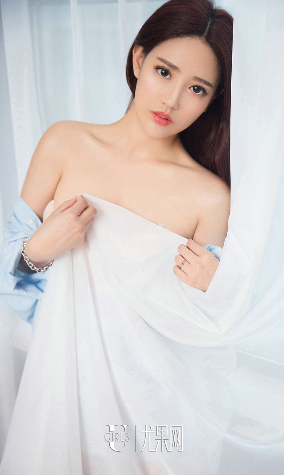 安琪清新不寡欲 淡蓝色男友衬衫