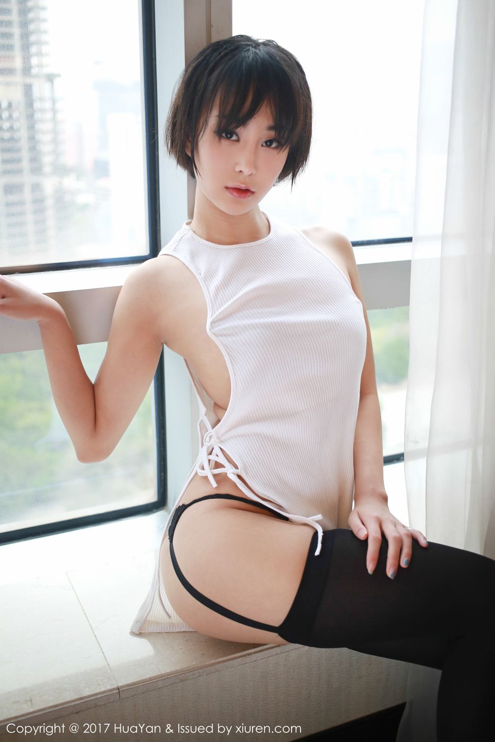 清爽短发女神艺蕾 知性雅韵黑丝吊袜