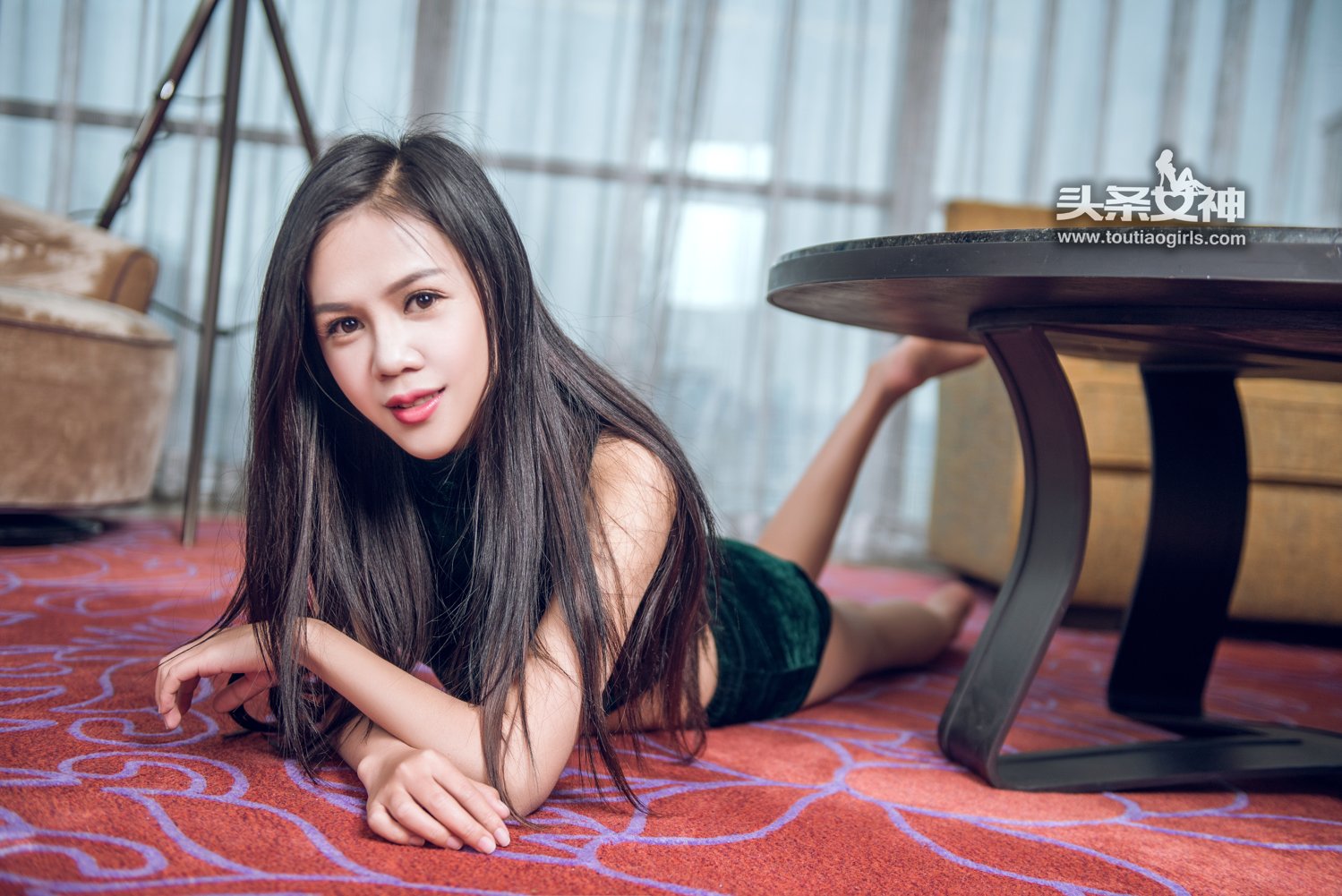空白格- 家居复古美腿写真