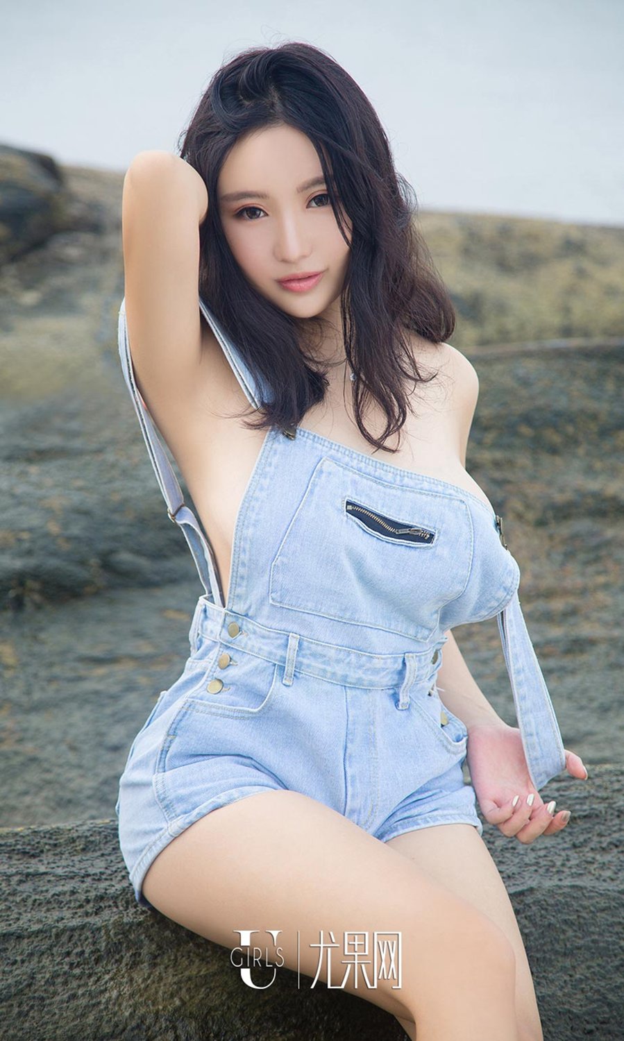 倪叶藤海边触礁 白嫩肌肤自然洗礼