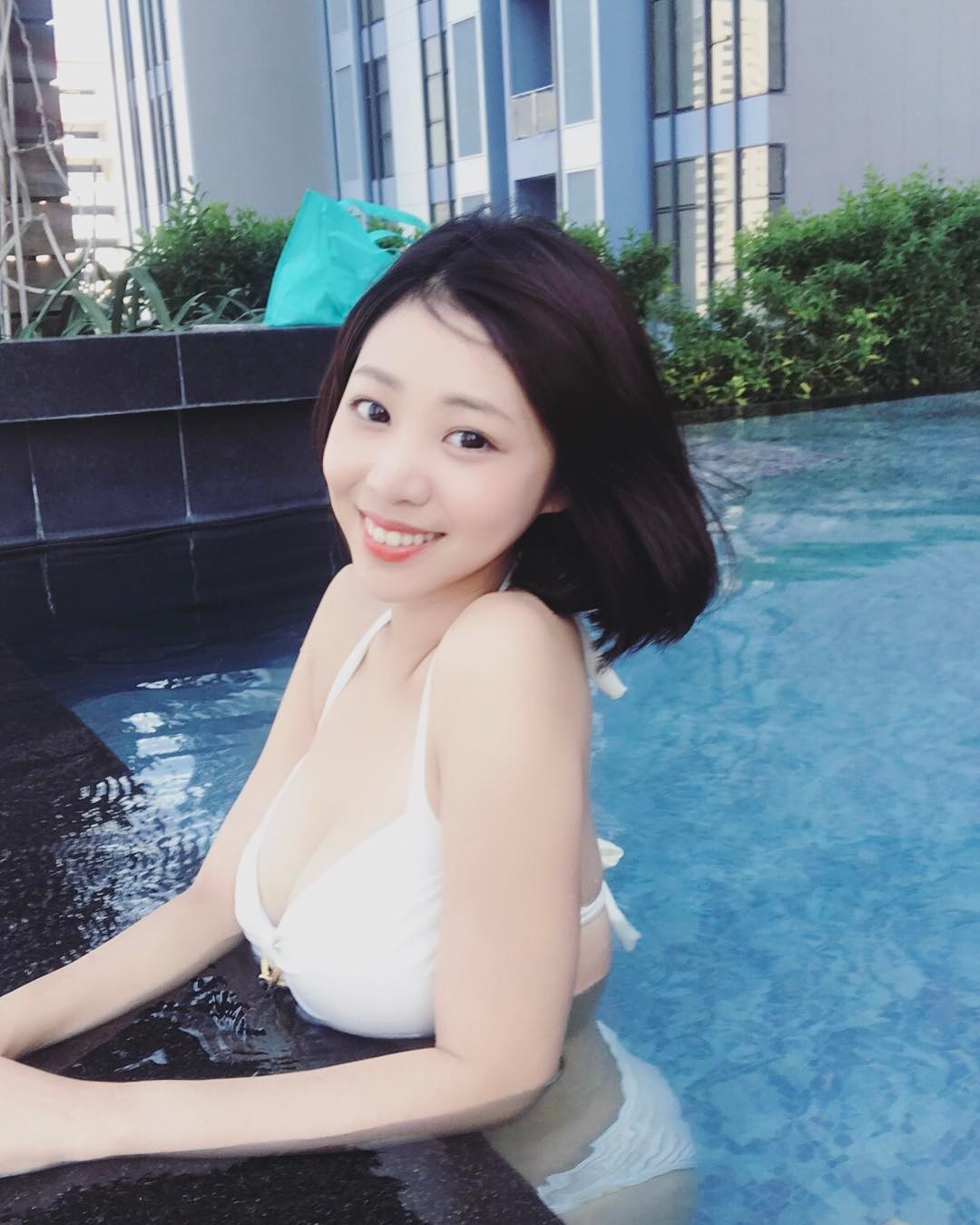 林舒舒- 短发牙套妹子也有好身材