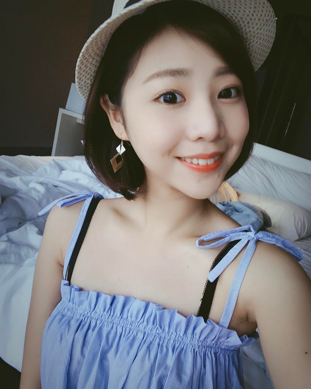 林舒舒- 短发牙套妹子也有好身材