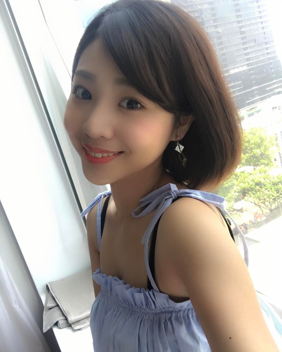 林舒舒- 短发牙套妹子也有好身材