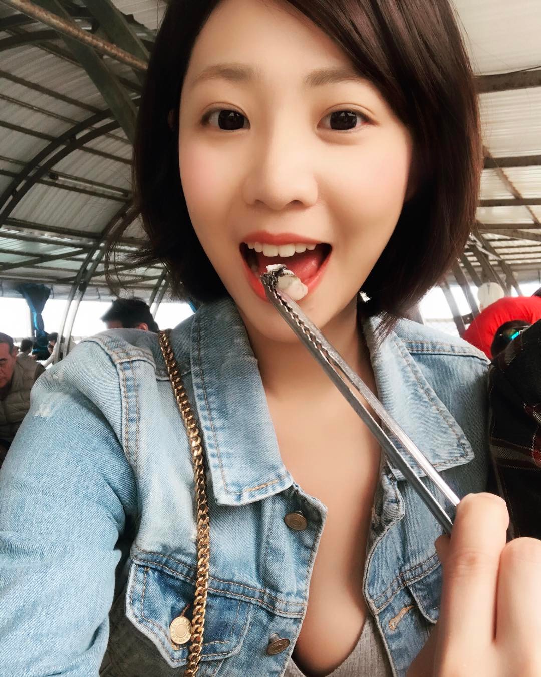林舒舒- 短发牙套妹子也有好身材