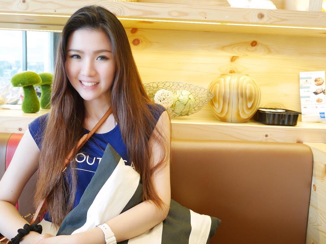 Chia Ying- 长发飘逸空姐私房照