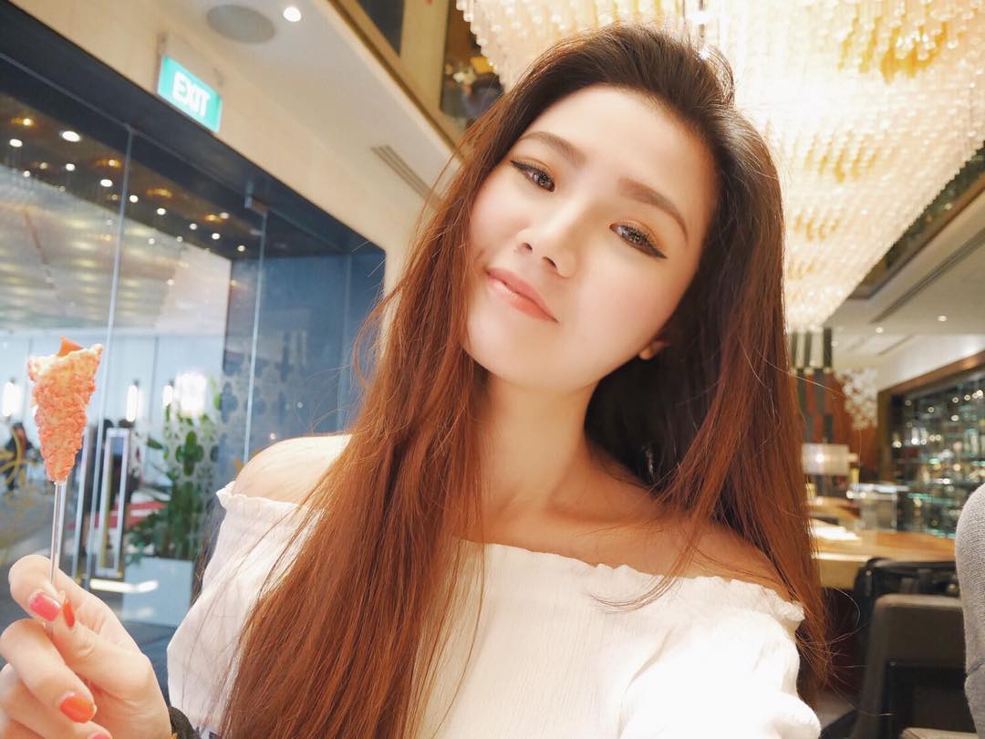 Chia Ying- 长发飘逸空姐私房照