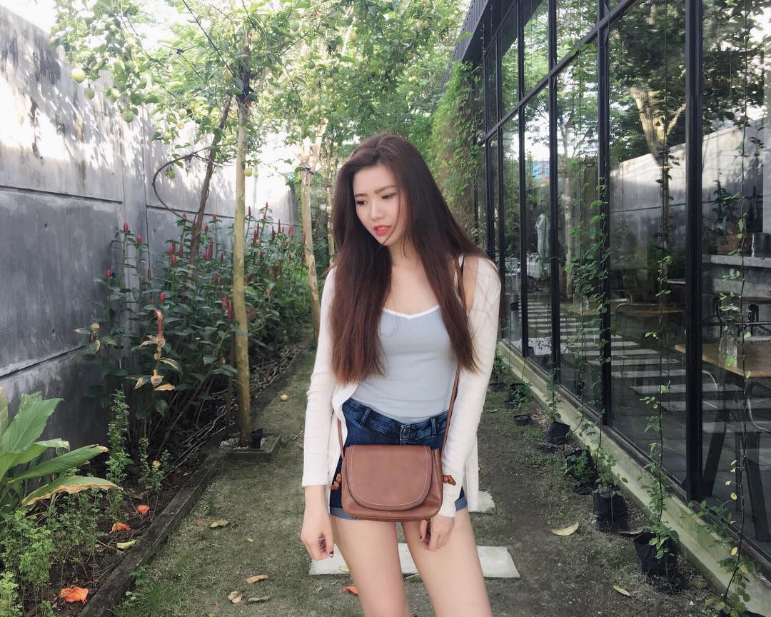 Chia Ying- 长发飘逸空姐私房照