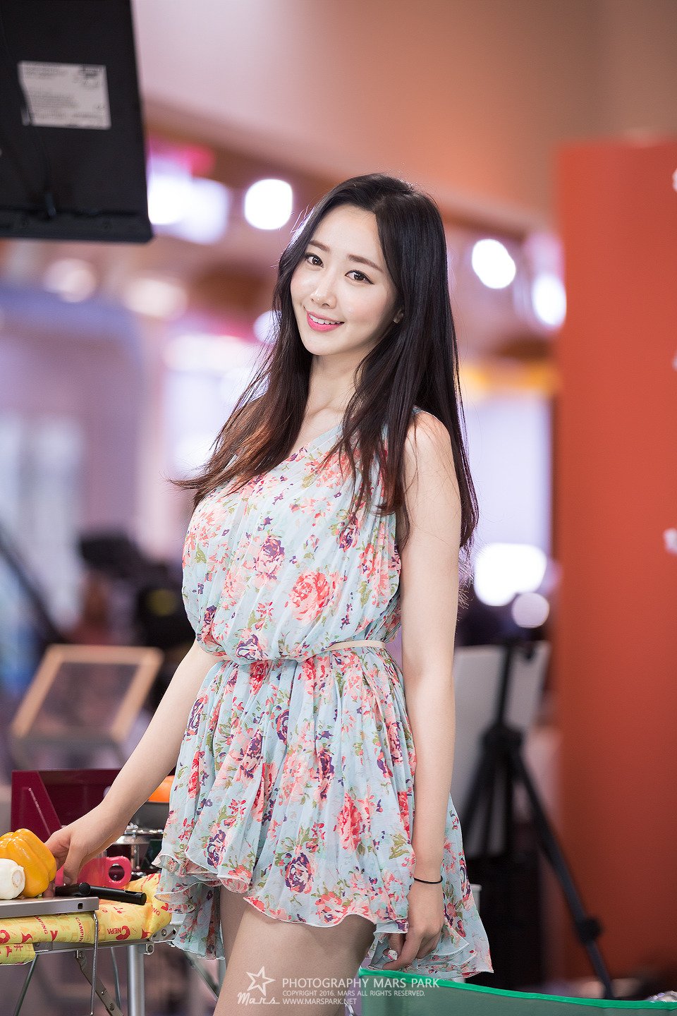 南韩气质车模申海莉 车展瞩目的焦点美人