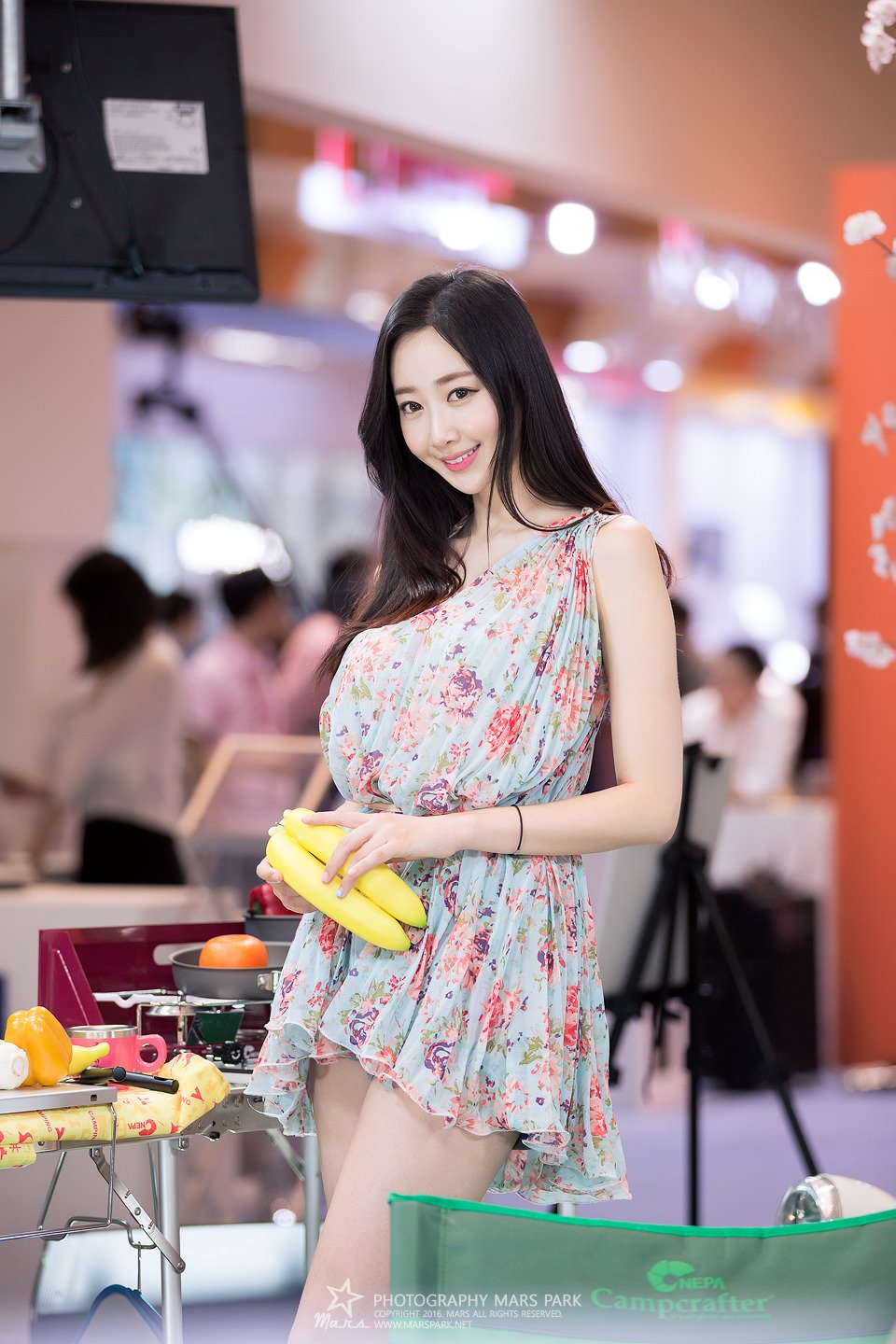 南韩气质车模申海莉 车展瞩目的焦点美人