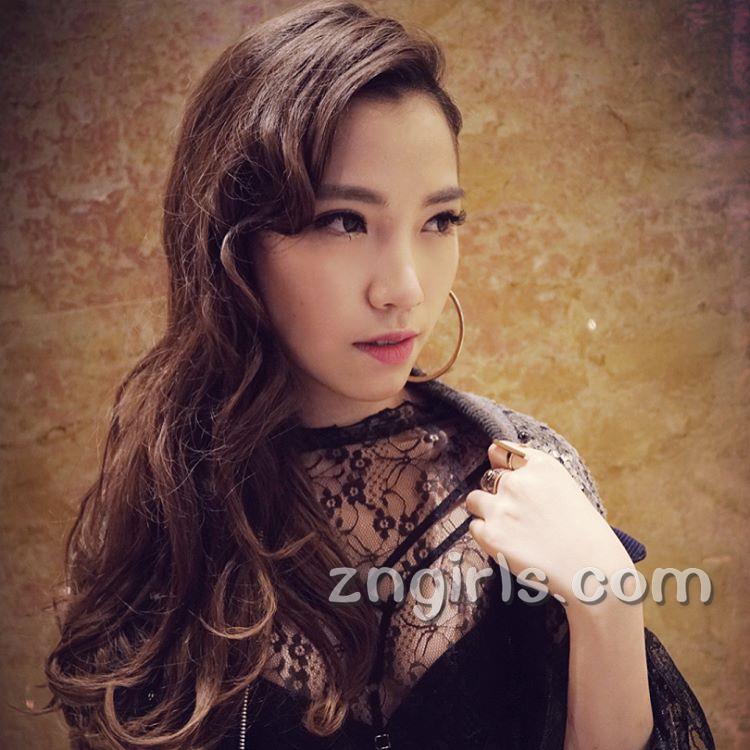 澳门美女歌手禤泳伦 颜值与声音都很棒
