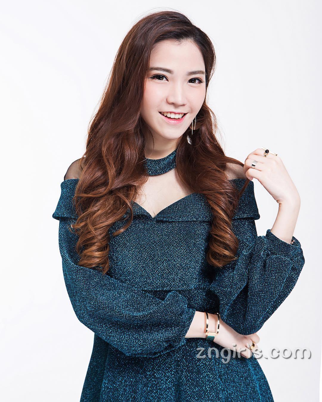 澳门美女歌手禤泳伦 颜值与声音都很棒