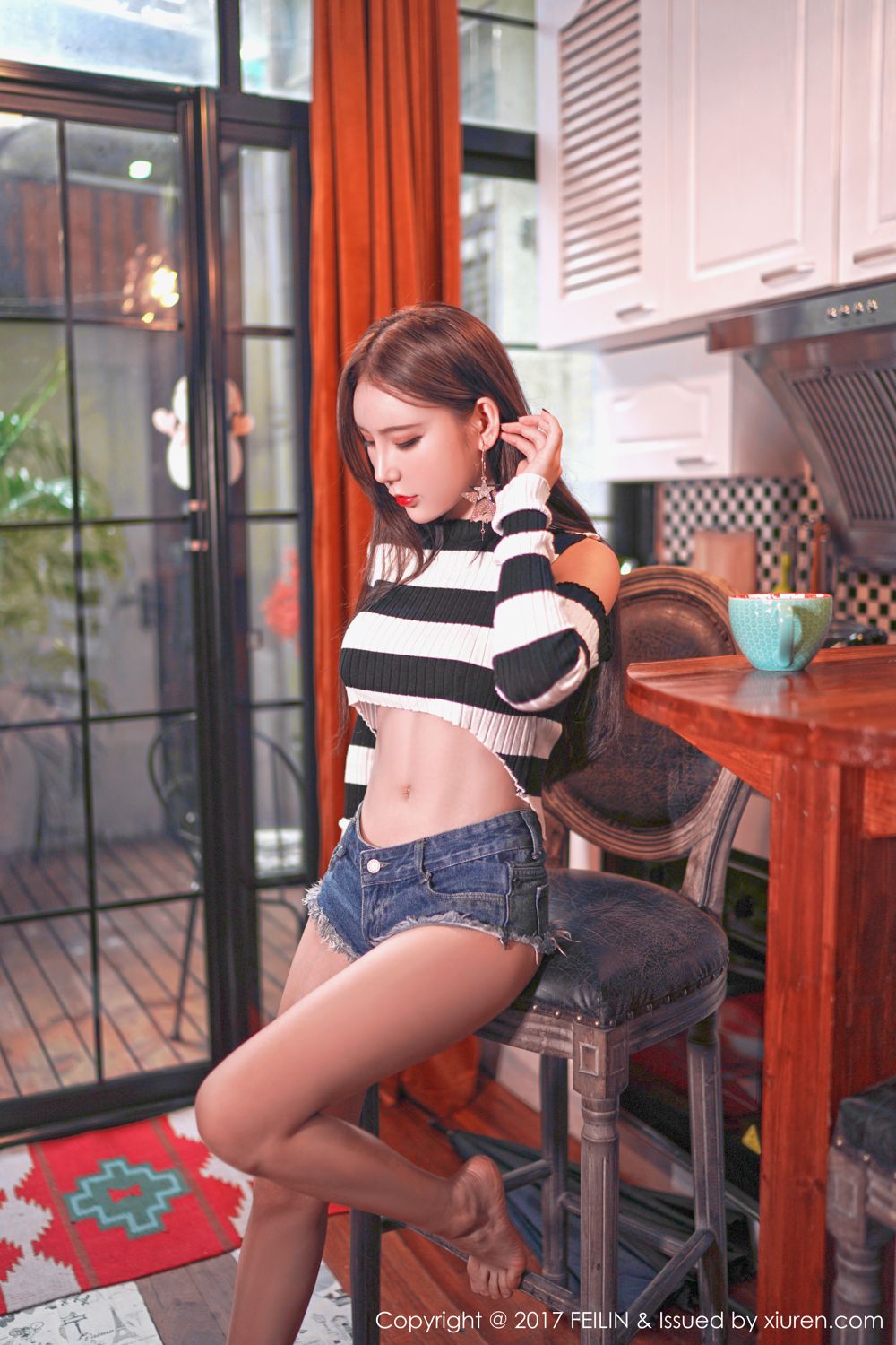 美女主播周于希 银色吊带高跟鞋