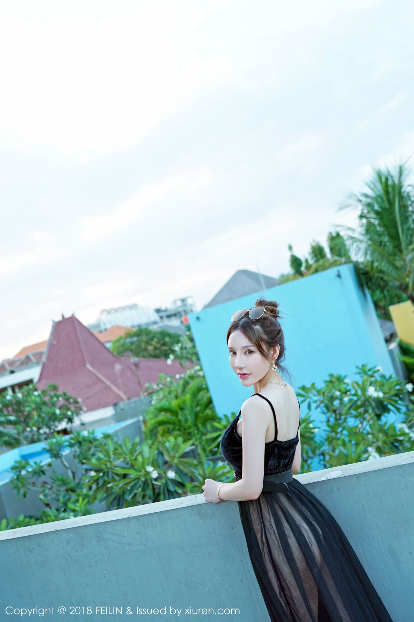 蕾丝女神周于希 一身吊裙黑丝装扮