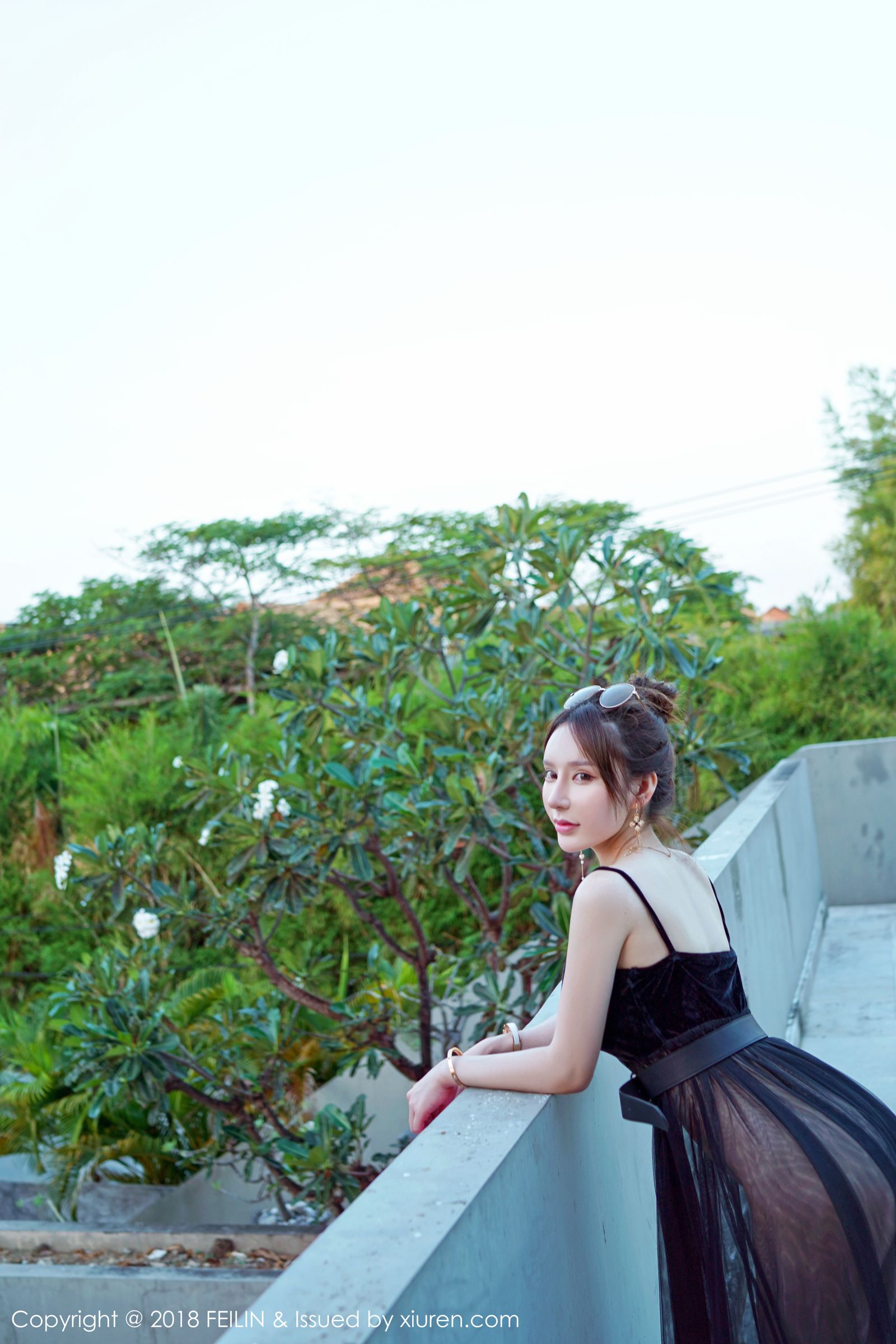 蕾丝女神周于希 一身吊裙黑丝装扮