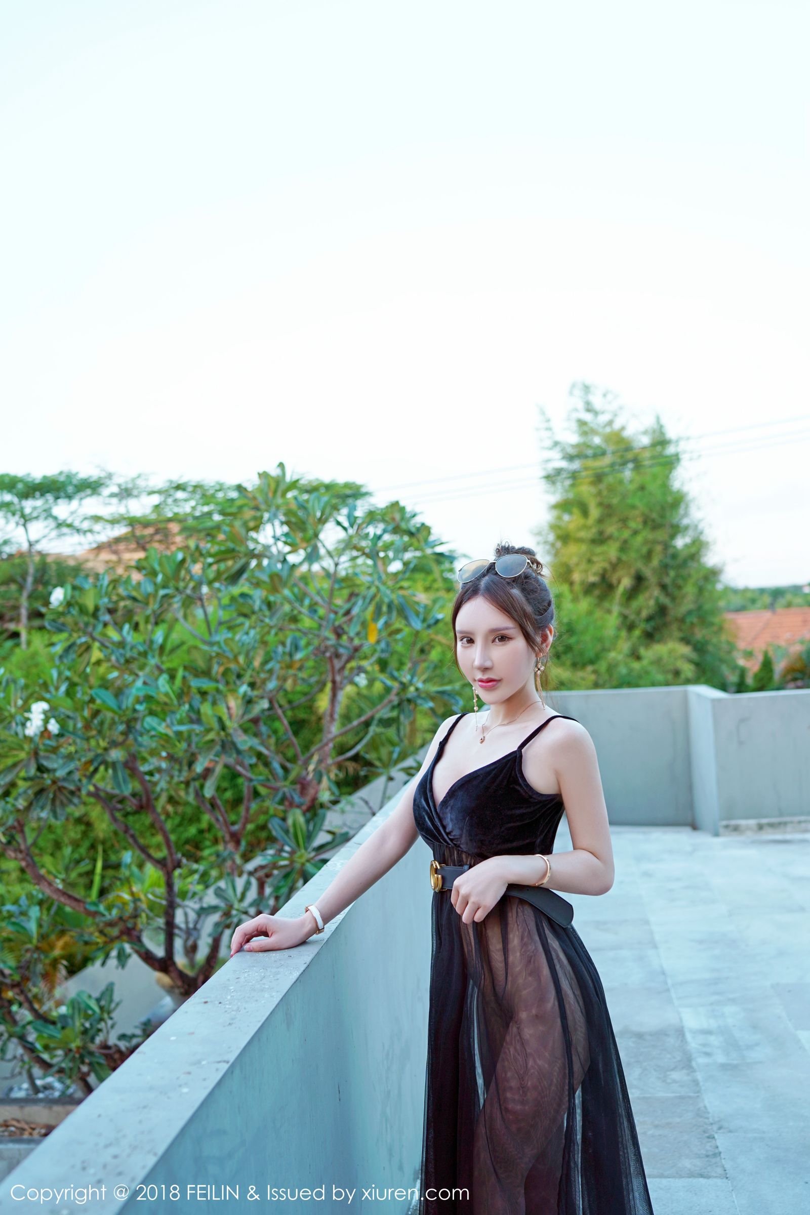 蕾丝女神周于希 一身吊裙黑丝装扮