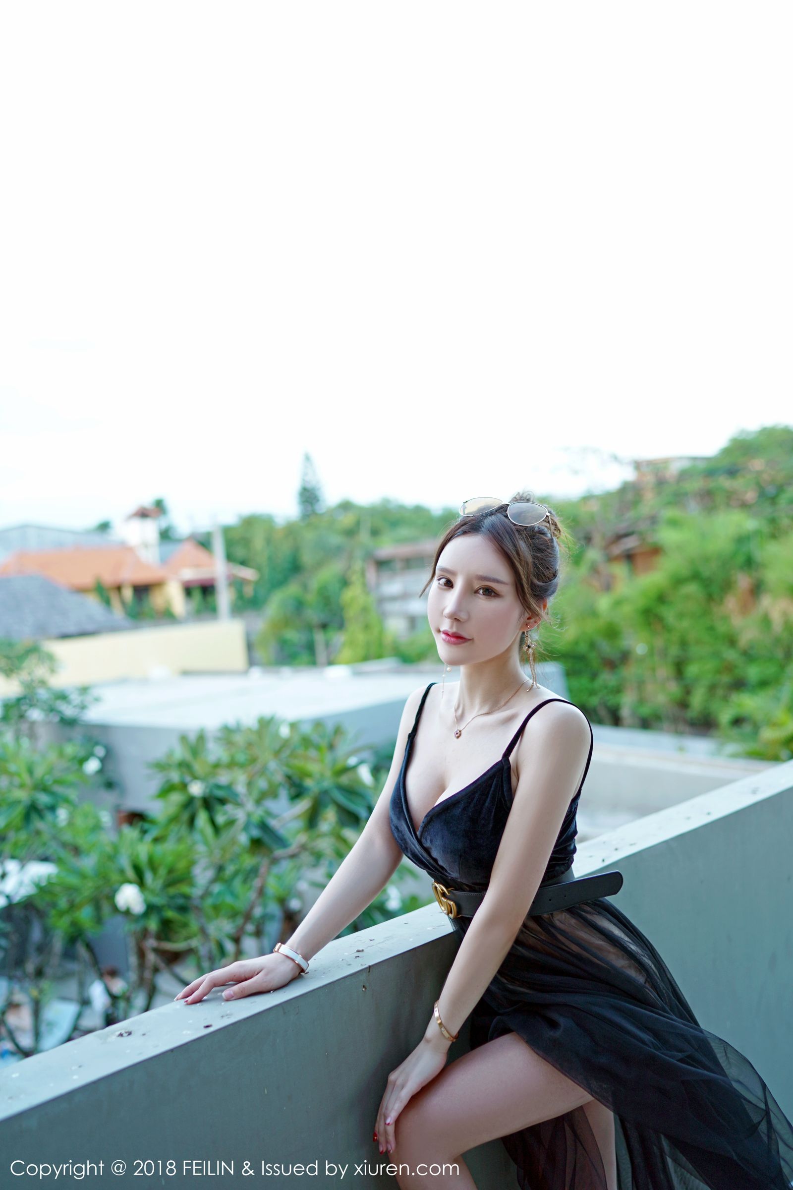 蕾丝女神周于希 一身吊裙黑丝装扮