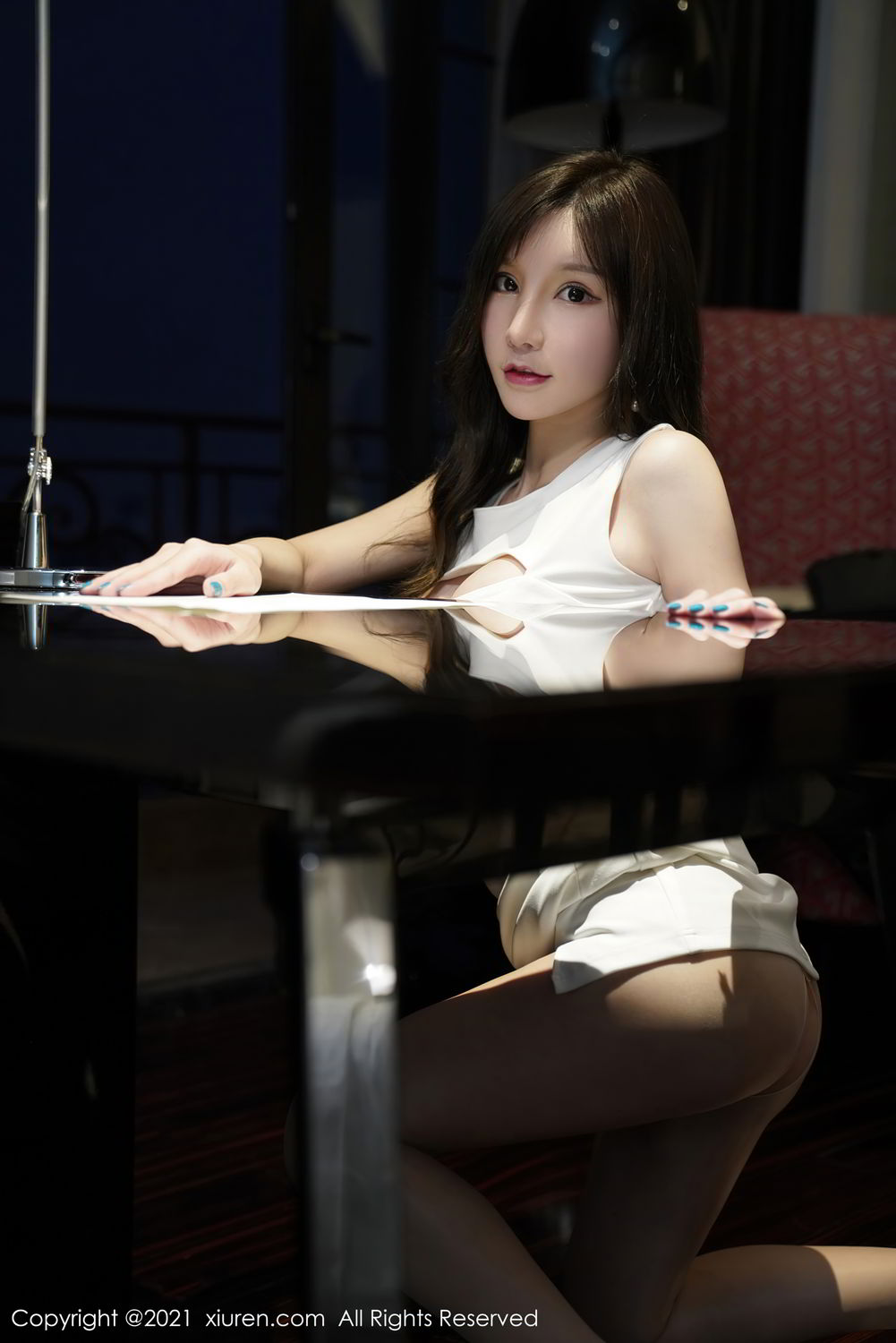 女神周于希Sandy 白色多姿的礼裙