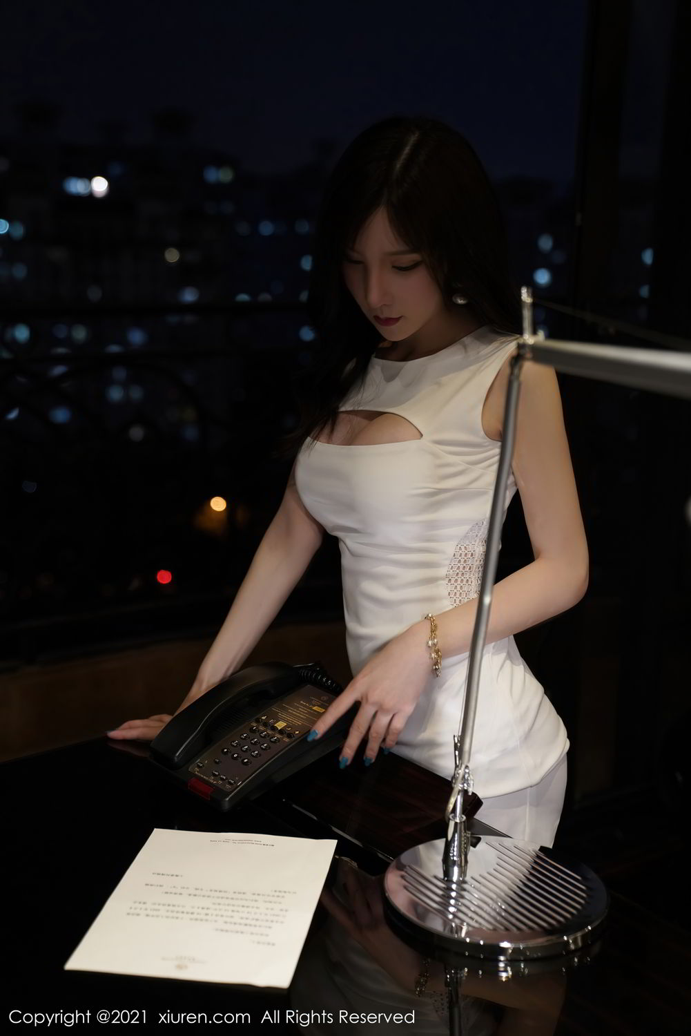 女神周于希Sandy 白色多姿的礼裙