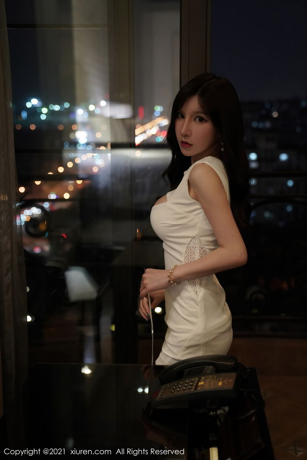 女神周于希Sandy 白色多姿的礼裙