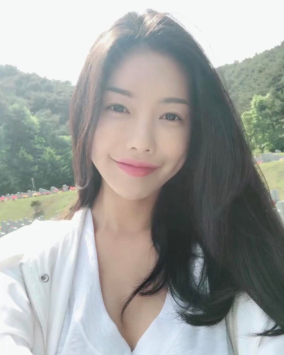 网拍模特朴瓷美 泳衣被撑的好辛苦