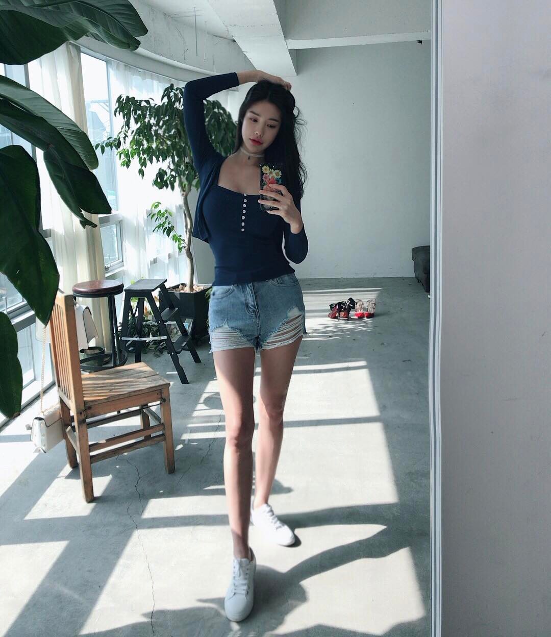 网拍模特朴瓷美 泳衣被撑的好辛苦