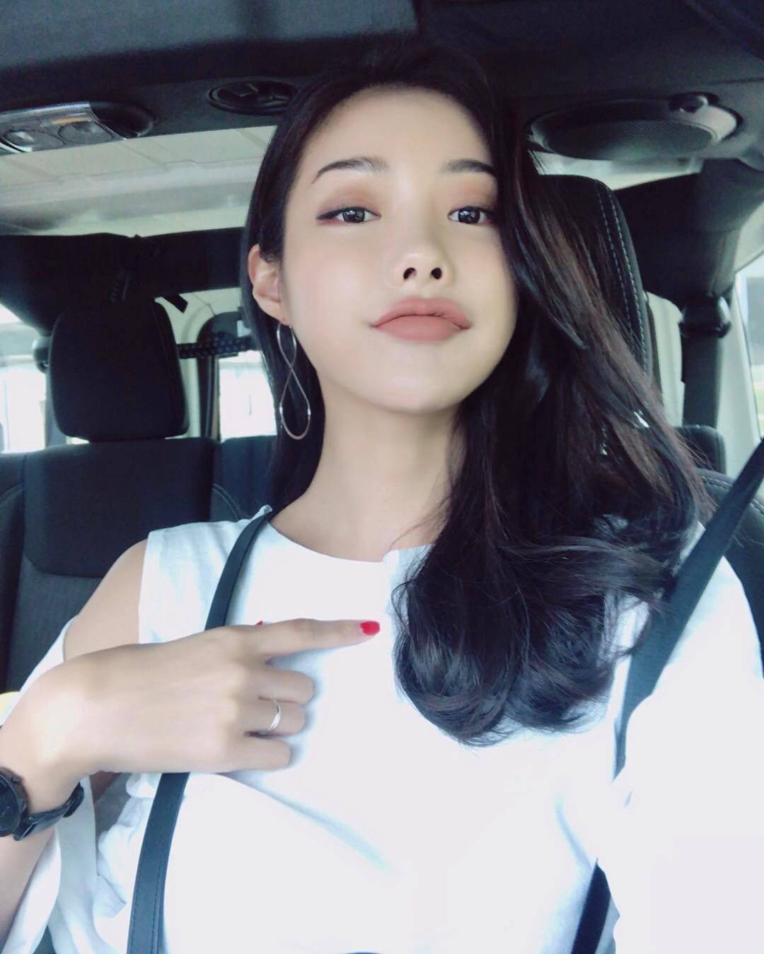 网拍模特朴瓷美 泳衣被撑的好辛苦