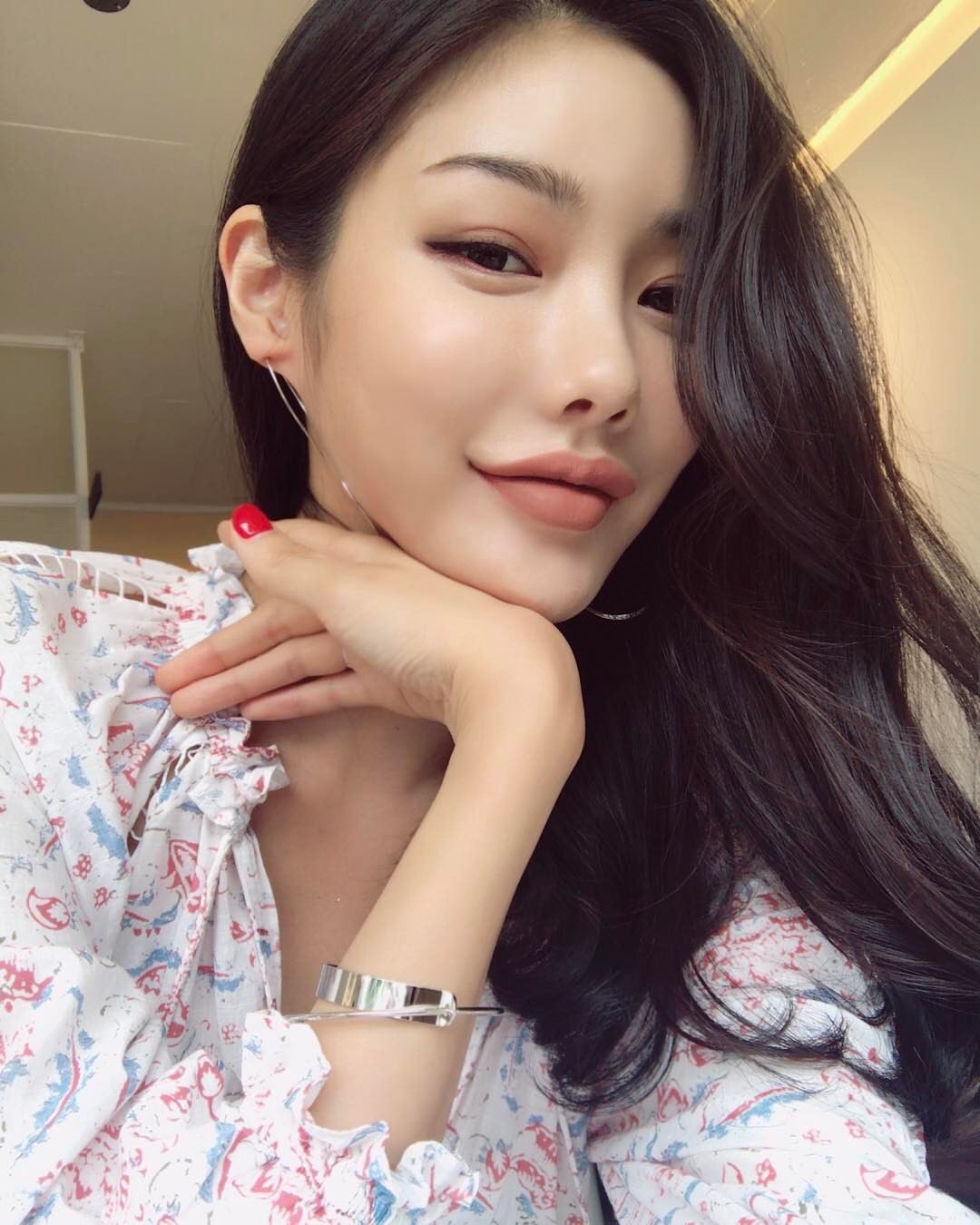 网拍模特朴瓷美 泳衣被撑的好辛苦