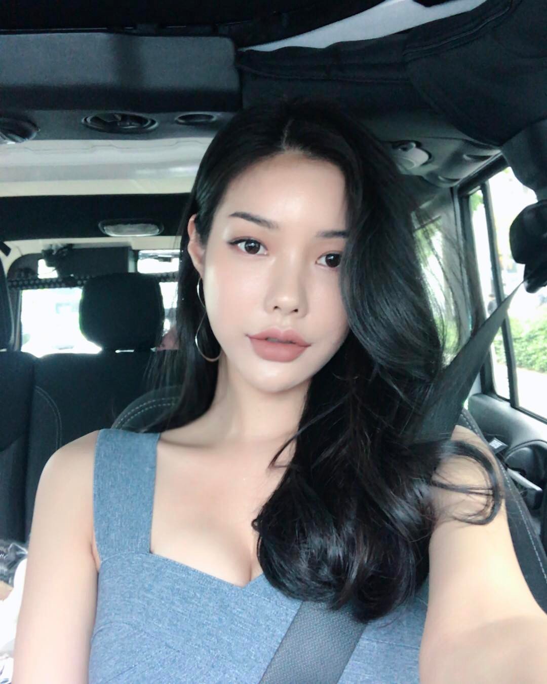 网拍模特朴瓷美 泳衣被撑的好辛苦