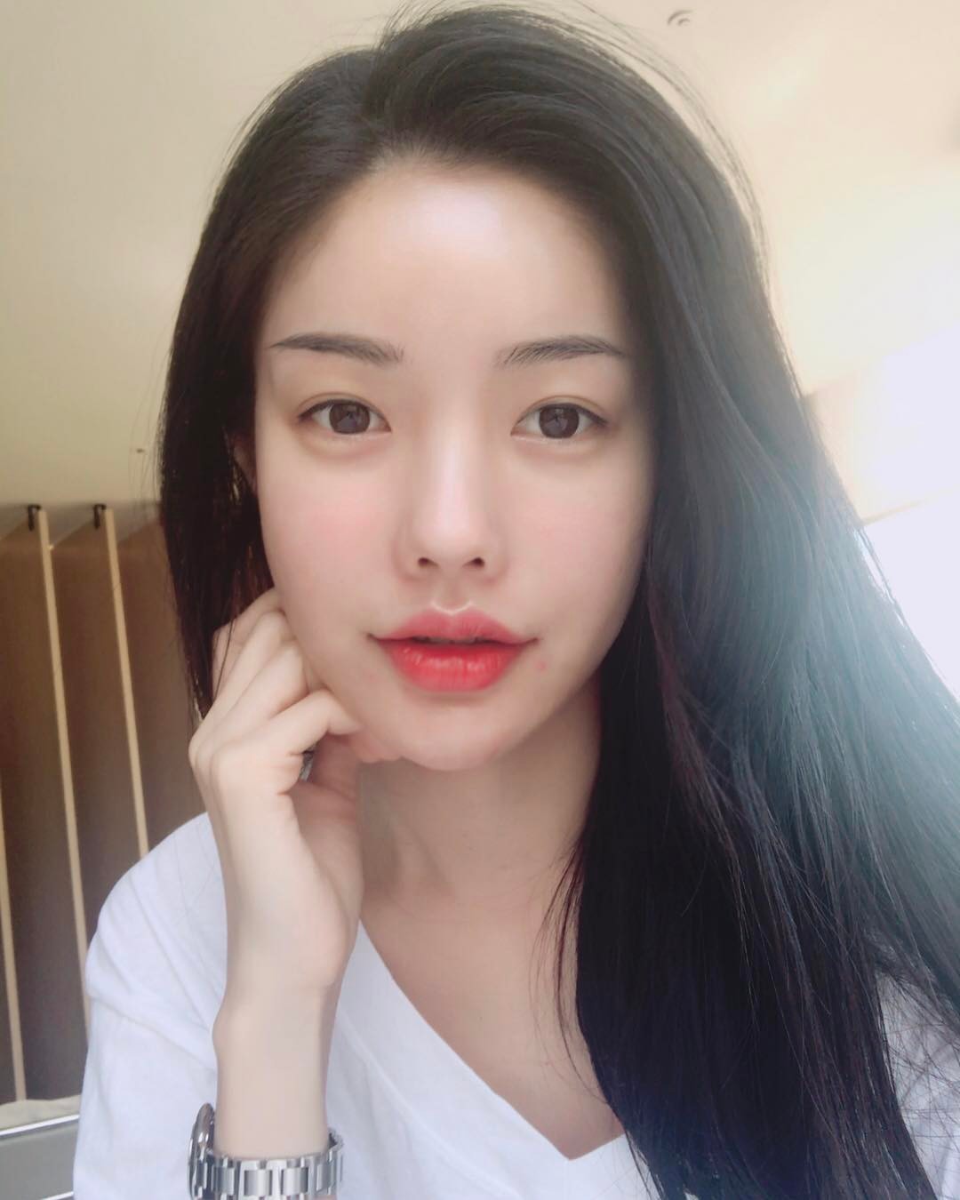 网拍模特朴瓷美 泳衣被撑的好辛苦