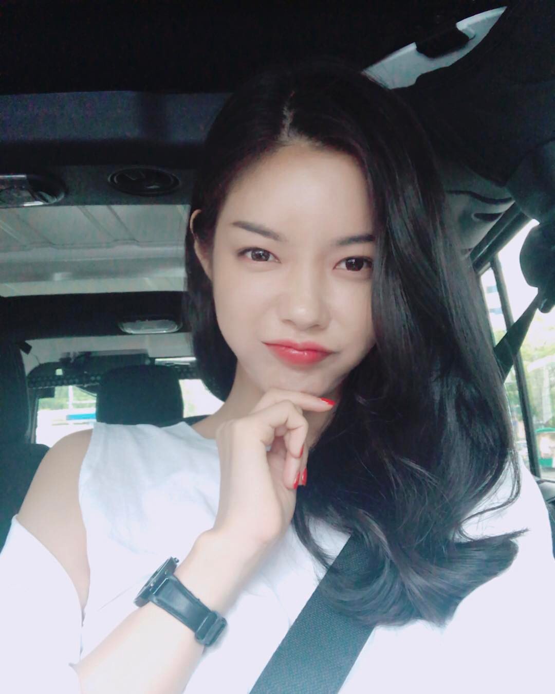 网拍模特朴瓷美 泳衣被撑的好辛苦