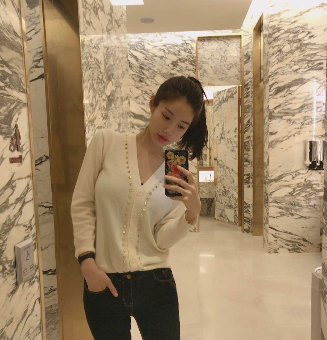 网拍模特朴瓷美 泳衣被撑的好辛苦