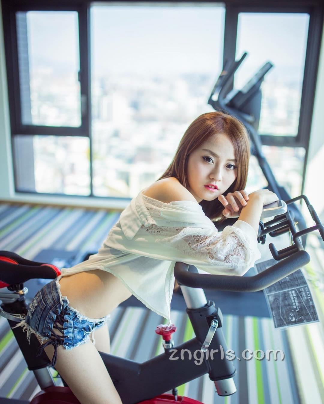 电眼女神MiMi佳佳兒 性感小萝莉写真