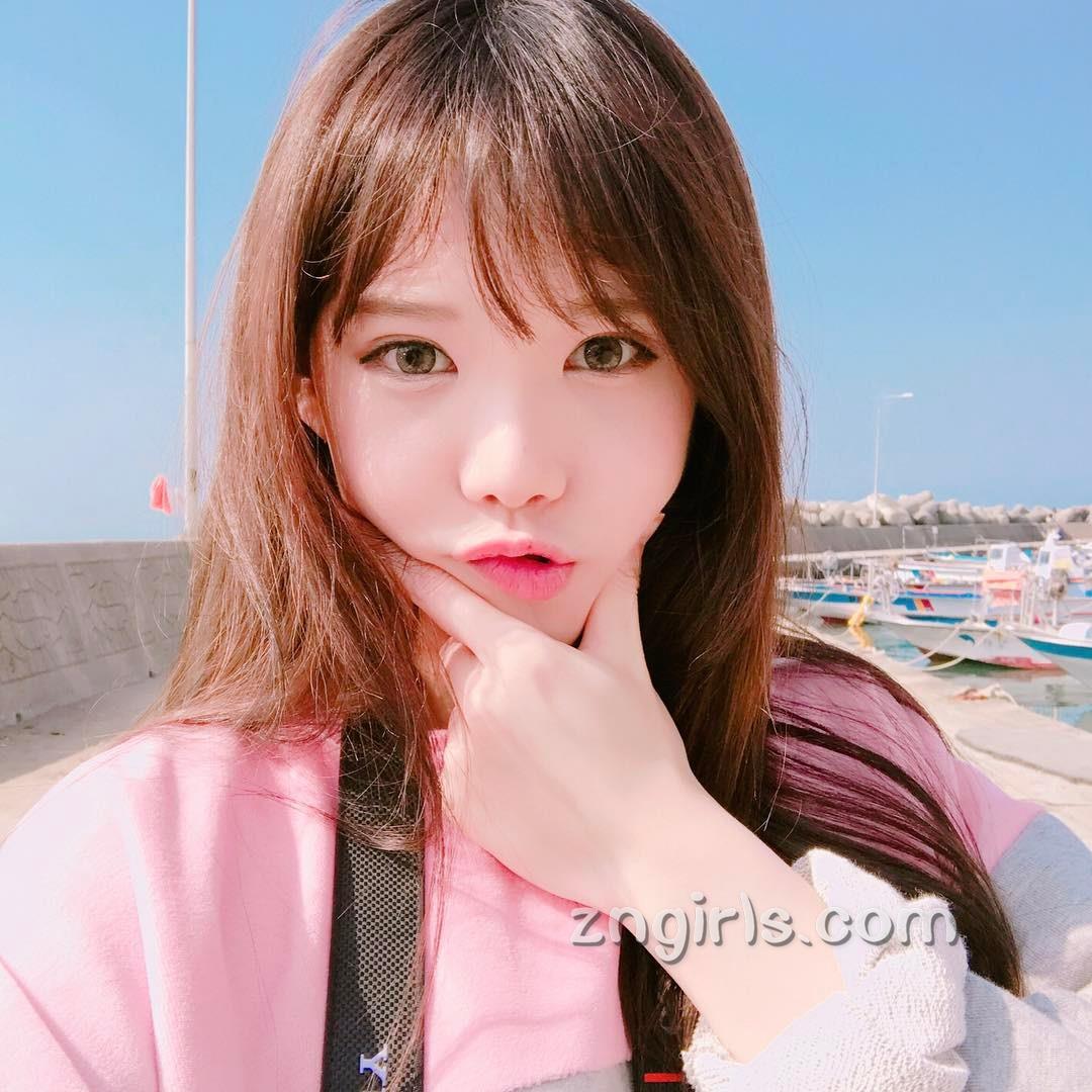 韩国萝莉料理家素珍 倾心于各种美食小吃