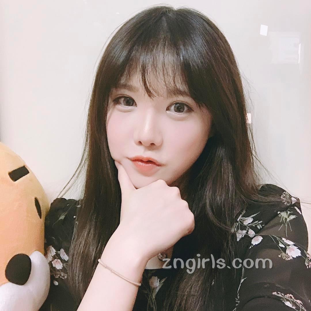 韩国萝莉料理家素珍 倾心于各种美食小吃