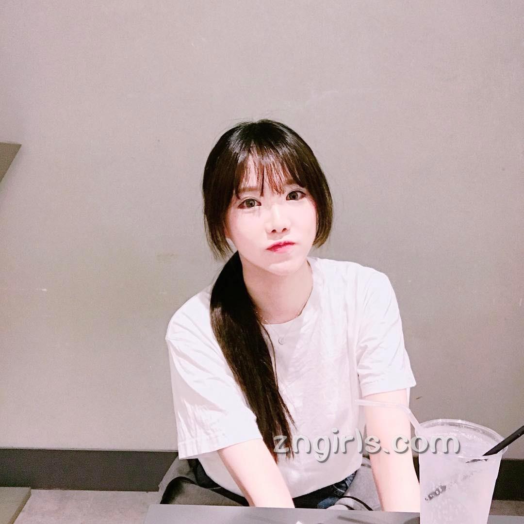 韩国萝莉料理家素珍 倾心于各种美食小吃