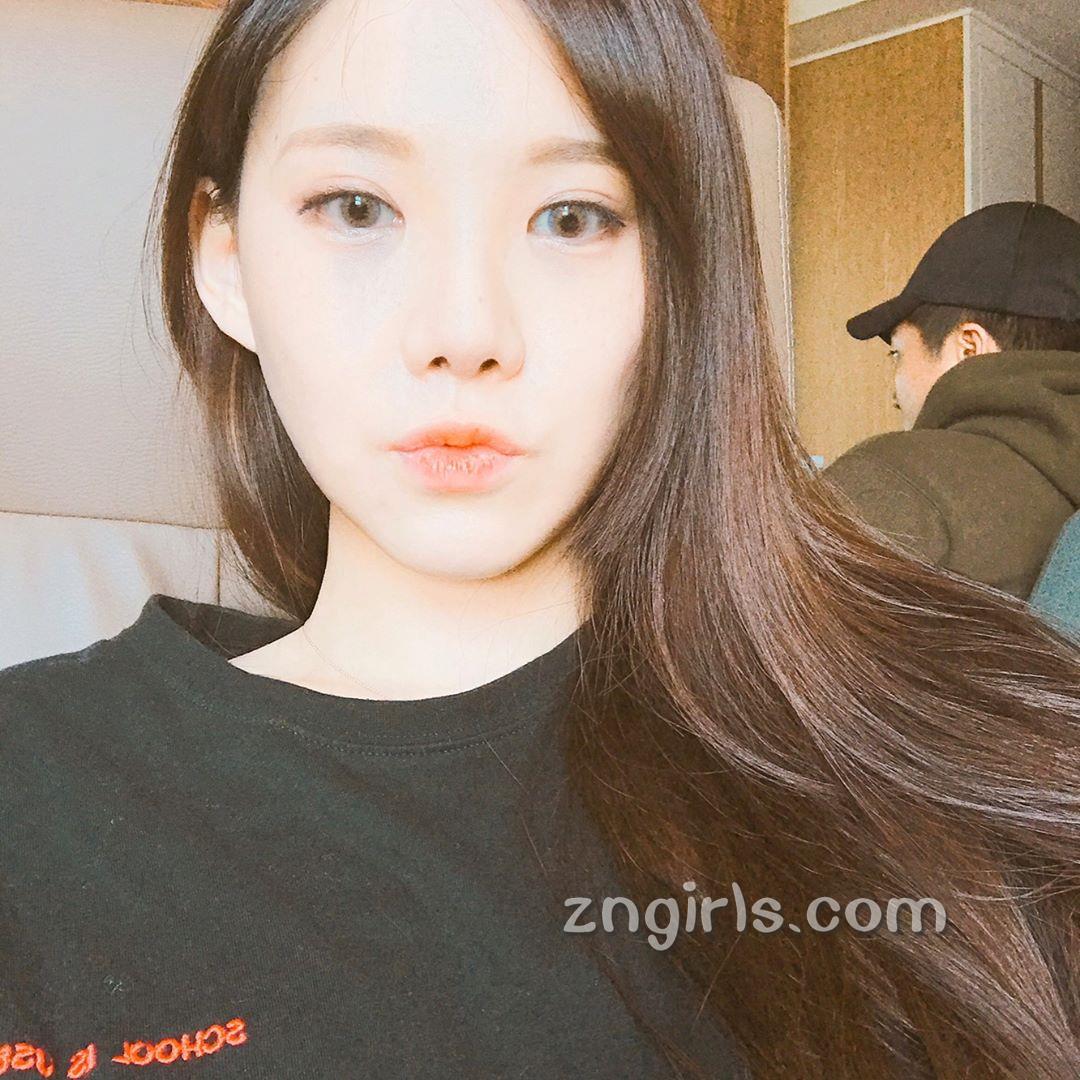 韩国萝莉料理家素珍 倾心于各种美食小吃