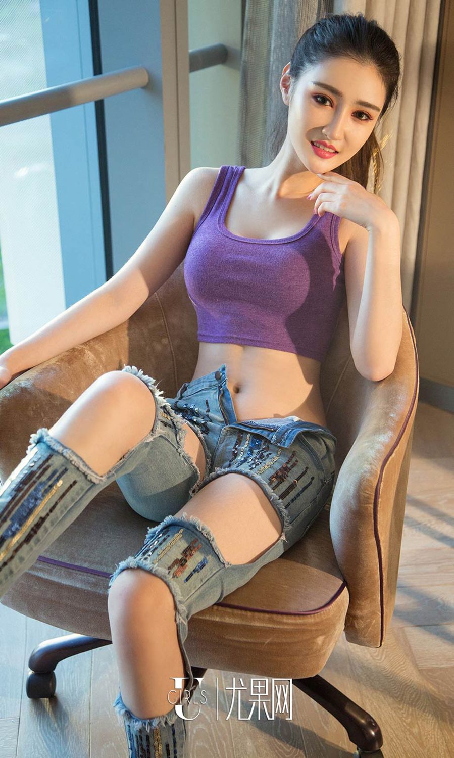 运动美女子书洛 露脐背心休闲风