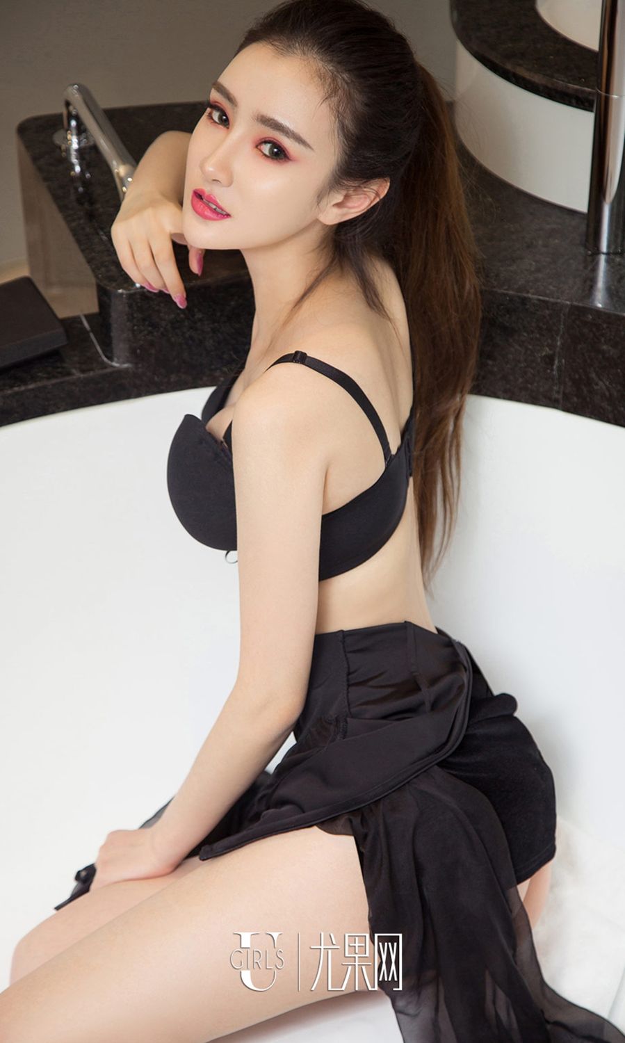 运动美女子书洛 露脐背心休闲风