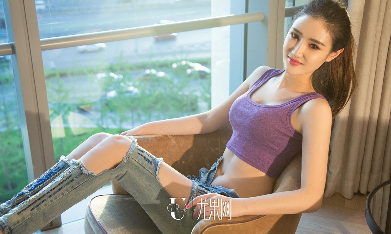 运动美女子书洛 露脐背心休闲风